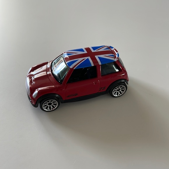 Matchbox Mini Cooper S red with British flag 1:56 - Picture 1 of 6
